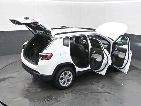 Used 2024 Jeep Compass Latitude image 45