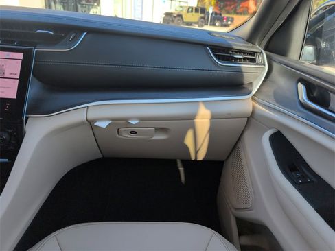 New 2025 Jeep Grand Cherokee Limited image 17