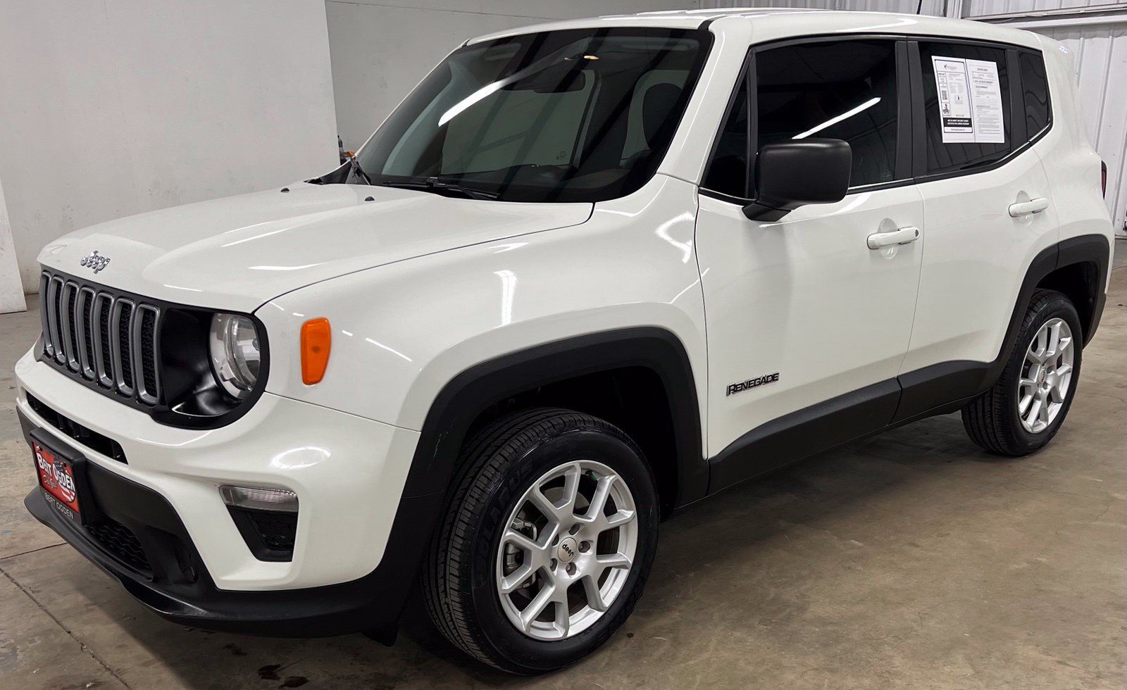 Used 2023 Jeep Renegade Latitude AWD/4WD image 3