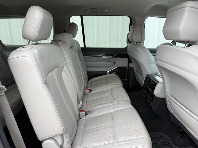 Used 2024 Jeep Wagoneer L Series II w/ Flexible Seating Group RWD image 30