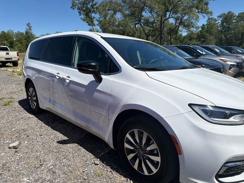 Used 2024 Chrysler Pacifica Limited FWD image 4
