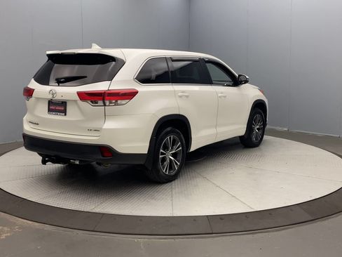 Used 2018 Toyota Highlander Plus AWD/4WD image 4