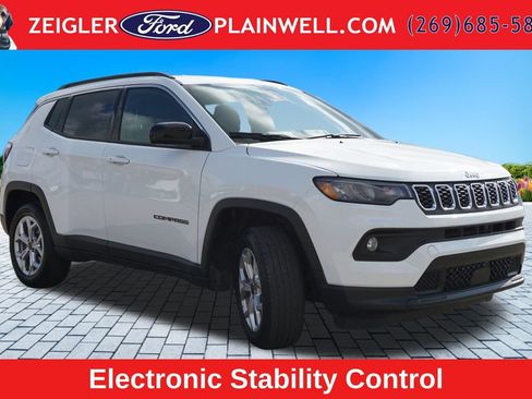 Used 2025 Jeep Compass Latitude AWD/4WD image 7