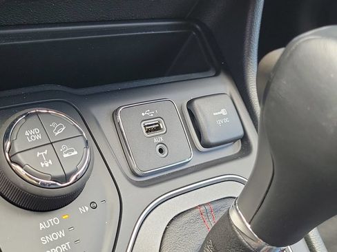 Used 2023 Jeep Cherokee Trailhawk AWD/4WD image 32