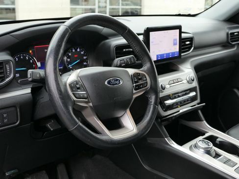 Used 2022 Ford Explorer XLT w/ Equipment Group 202A image 12