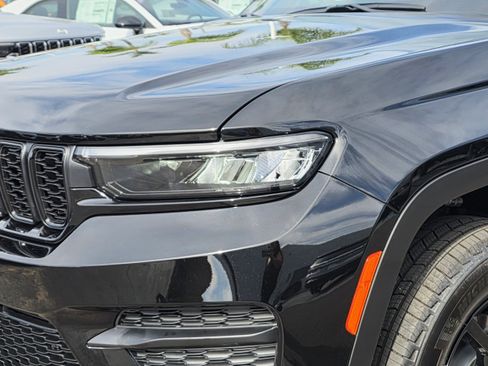 New 2025 Jeep Grand Cherokee Altitude image 8