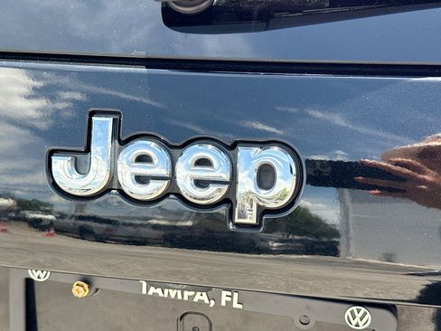 Used 2019 Jeep Cherokee Latitude Plus FWD image 11