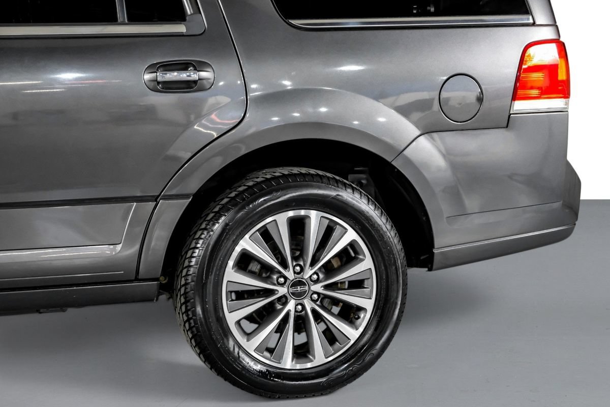 Used 2016 Lincoln Navigator Select RWD image 13
