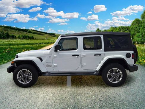 Certified 2022 Jeep Wrangler Unlimited Sahara AWD/4WD image 3