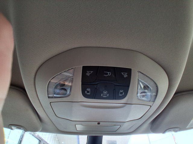 Used 2024 Chrysler Pacifica Touring-L FWD image 7