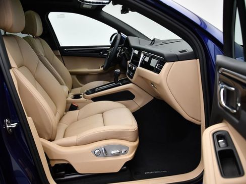 Used 2025 Porsche Macan image 46