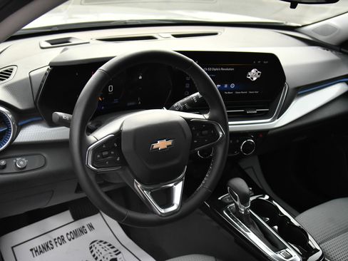 Used 2025 Chevrolet Trax LT w/ LT Convenience Package FWD image 14