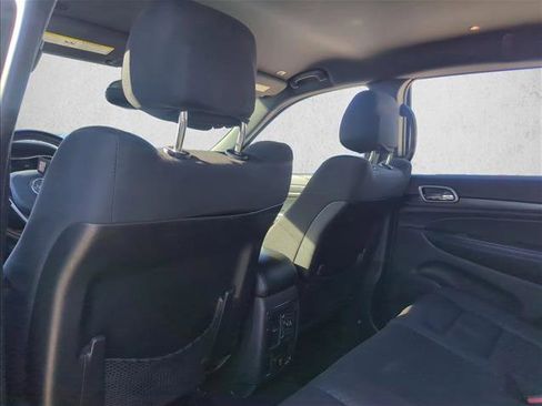 Used 2019 Jeep Grand Cherokee Laredo image 16