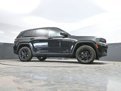Used 2025 Jeep Grand Cherokee Altitude AWD/4WD image 52