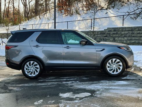 Used 2025 Land Rover Discovery S image 11