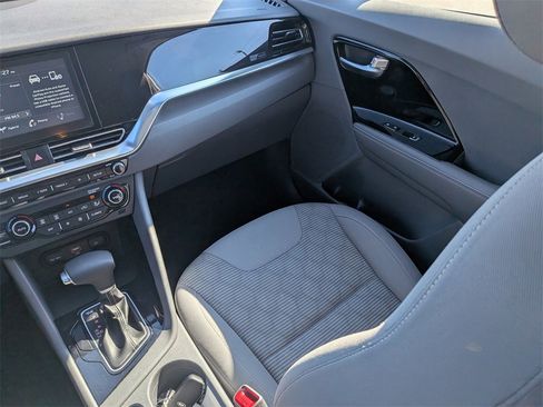 Used 2020 Kia Niro LXS image 16