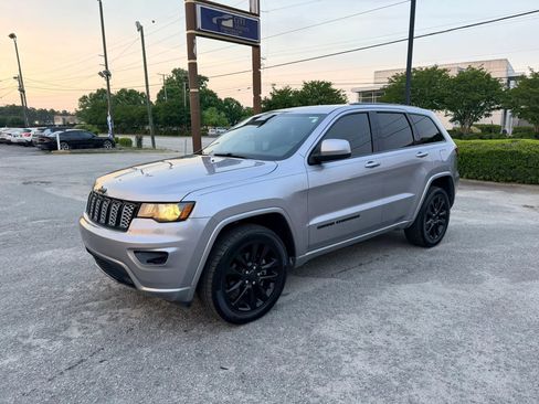 Used 2020 Jeep Grand Cherokee Altitude image 1
