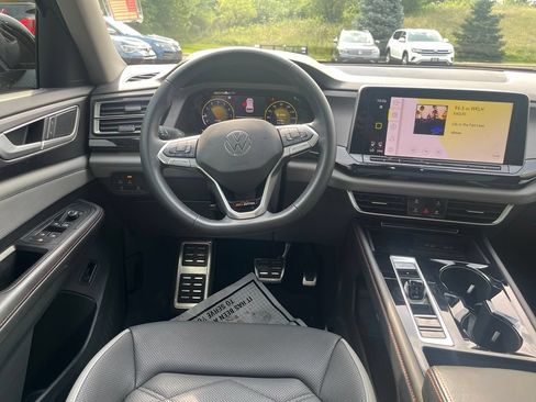 Certified 2024 Volkswagen Atlas Peak Edition SE AWD/4WD image 19