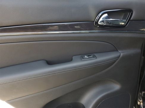 Used 2020 Jeep Grand Cherokee Overland image 18