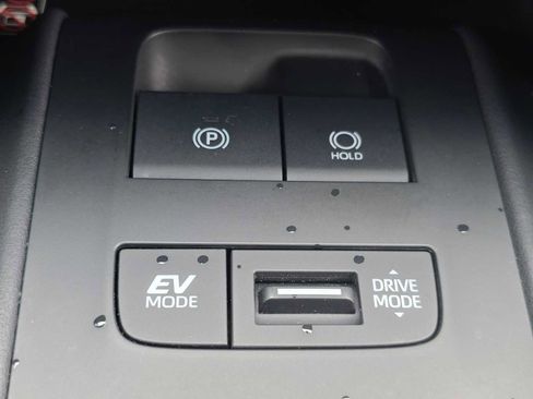 Certified 2024 Toyota Venza XLE image 35