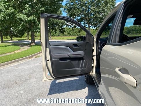 Used 2024 Chevrolet Colorado Z71 w/ LPO, Dark Essentials Package AWD/4WD image 16