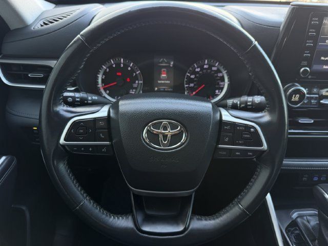 Used 2022 Toyota Highlander LE FWD image 13