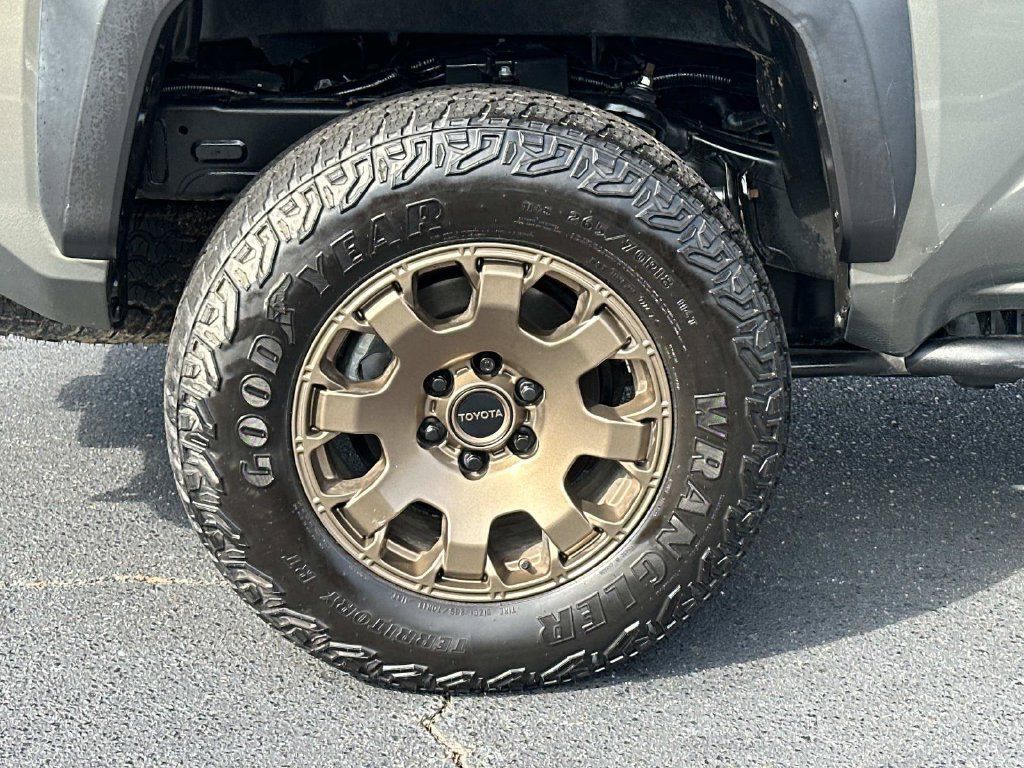 Used 2025 Toyota Tacoma 4x4 Double Cab Hybrid image 9