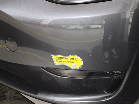 Used 2022 Tesla Model Y Long Range AWD/4WD image 3