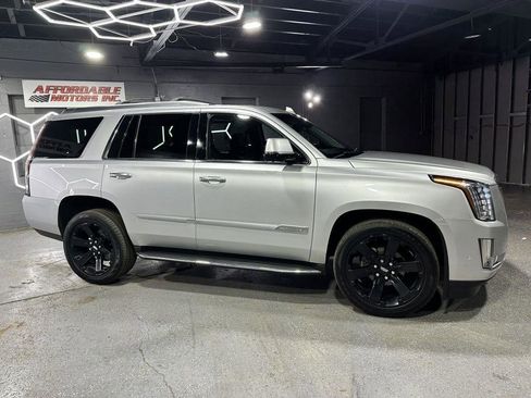 Used 2017 Cadillac Escalade Luxury AWD/4WD image 6