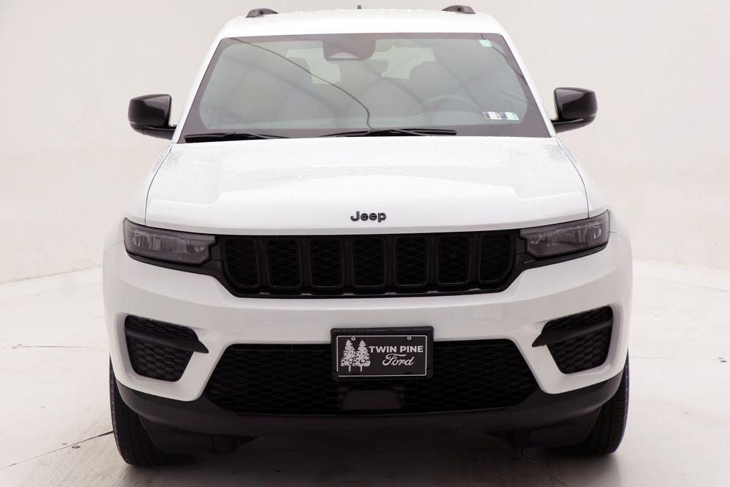 Used 2025 Jeep Grand Cherokee Altitude AWD/4WD image 4
