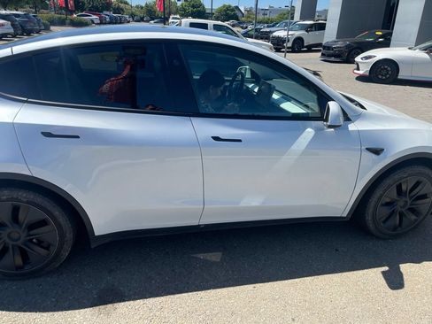 Used 2025 Tesla Model Y Long Range RWD image 3
