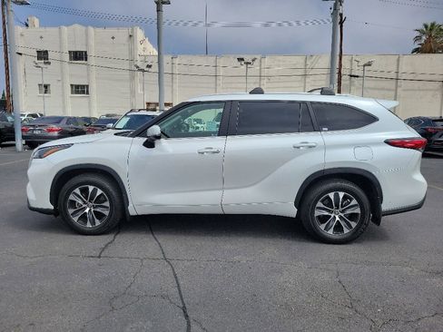 Used 2023 Toyota Highlander XLE FWD image 4