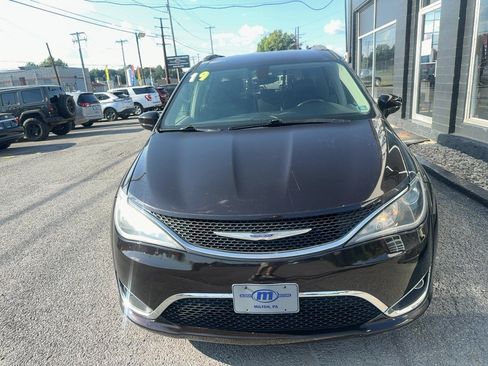 Used 2019 Chrysler Pacifica Touring-L FWD image 2