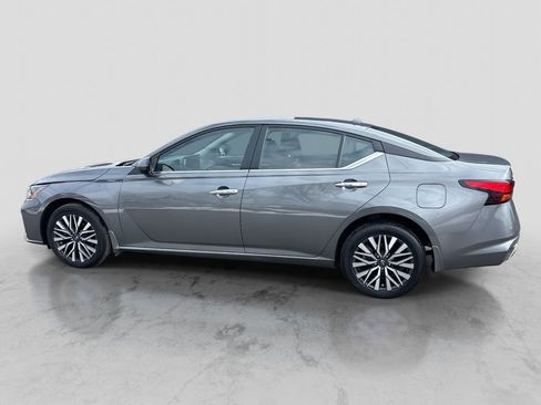 Used 2023 Nissan Altima 2.5 SV w/ SV Premium Package image 2