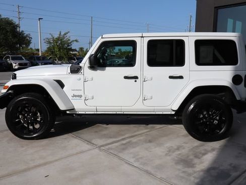 Used 2024 Jeep Wrangler Unlimited Sahara AWD/4WD image 7