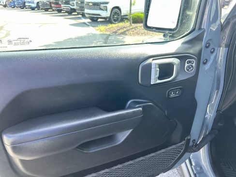 Used 2025 Jeep Gladiator Overland AWD/4WD image 18