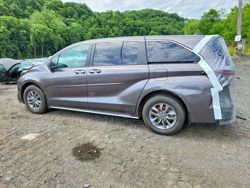 Used 2024 Toyota Sienna XLE AWD/4WD image 3