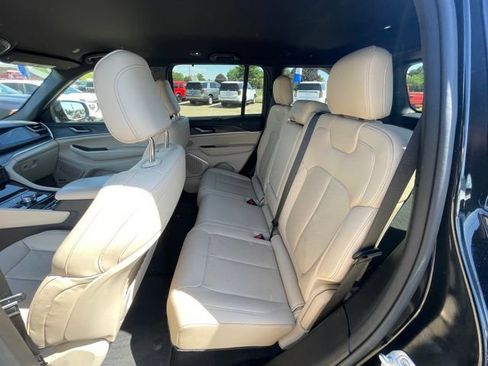 Used 2023 Jeep Grand Cherokee Limited w/ Luxury Tech Group II AWD/4WD image 18