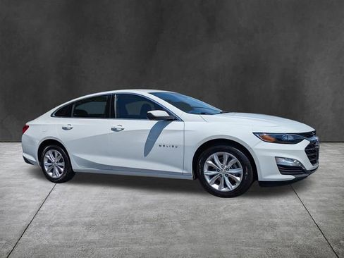 Used 2025 Chevrolet Malibu LT image 2