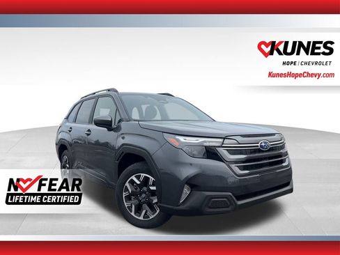 Used 2025 Subaru Forester Premium image 1