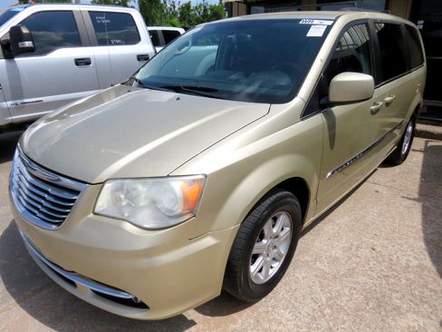 Used 2012 Chrysler Town & Country Touring image 1
