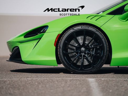 Used 2025 McLaren Artura image 19