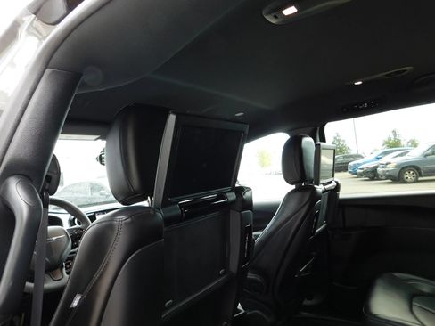 Used 2023 Chrysler Pacifica Touring-L w/ Uconnect Theater Family Group FWD image 15