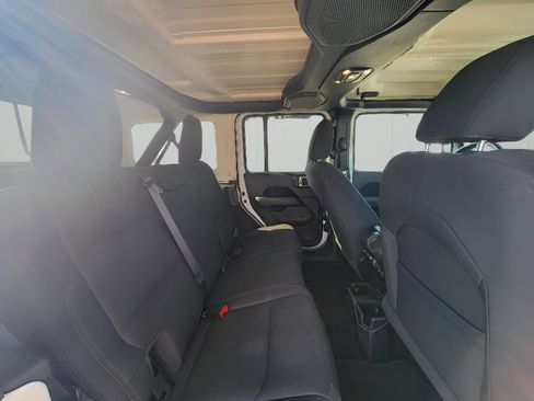 Used 2020 Jeep Wrangler Unlimited Sahara image 32
