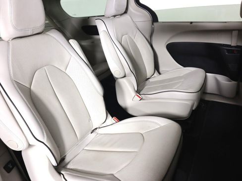 Used 2017 Chrysler Pacifica Platinum FWD image 49
