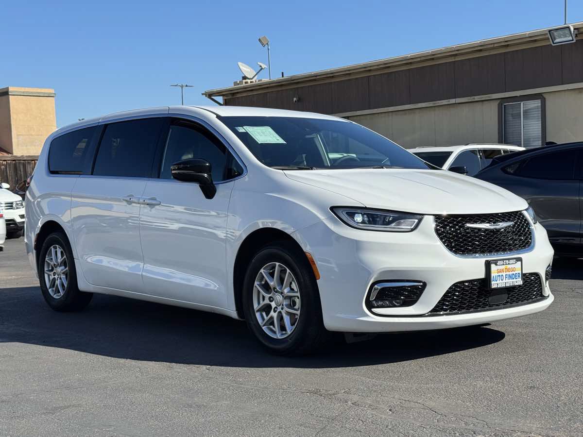 Used 2026 Chrysler Pacifica Select FWD image 4