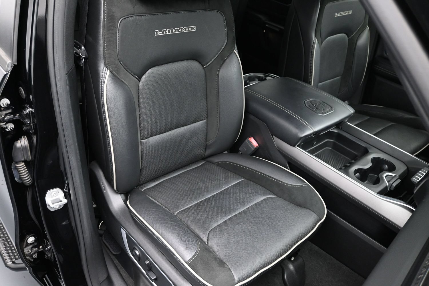 Used 2020 RAM 1500 Laramie w/ Sport Appearance Package AWD/4WD image 15
