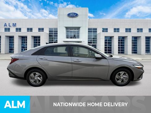 Used 2025 Hyundai Elantra SE image 4