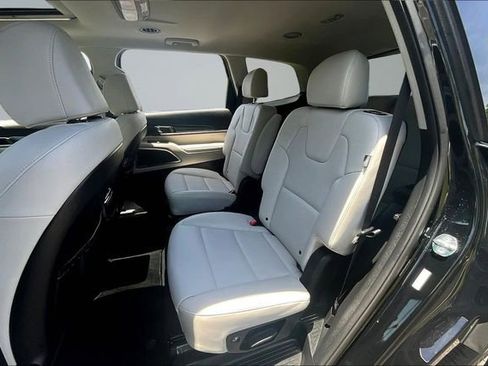 Used 2025 Kia Telluride S FWD image 22