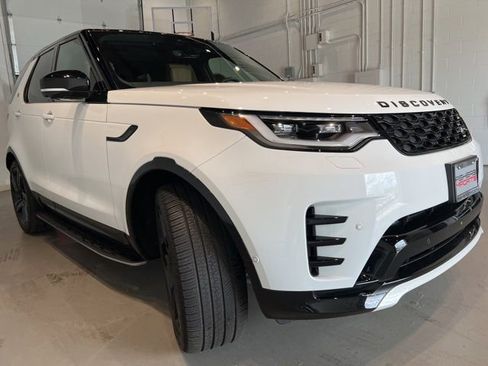 Used 2024 Land Rover Discovery Dynamic SE image 3